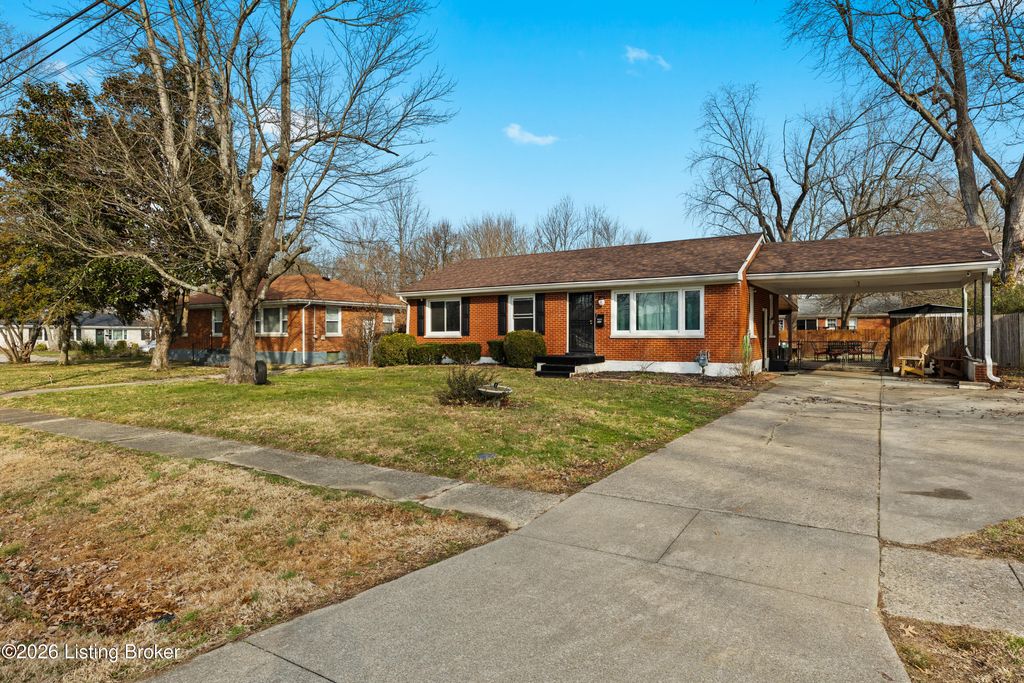 Photo of 2023 Dixie Garden Dr, Louisville, KY 40272 (MLS # 1706156)