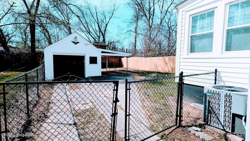 Photo of 1544 Catalpa St, Louisville, KY 40211 (MLS # 1712242)