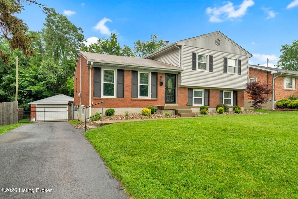 Photo of 6109 Richiewayne Dr, Louisville, KY 40219 (MLS # 1706103)