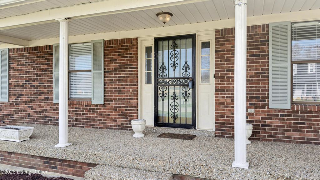 Photo of 7616 Nottoway Cir, Louisville, KY 40214 (MLS # 1712478)