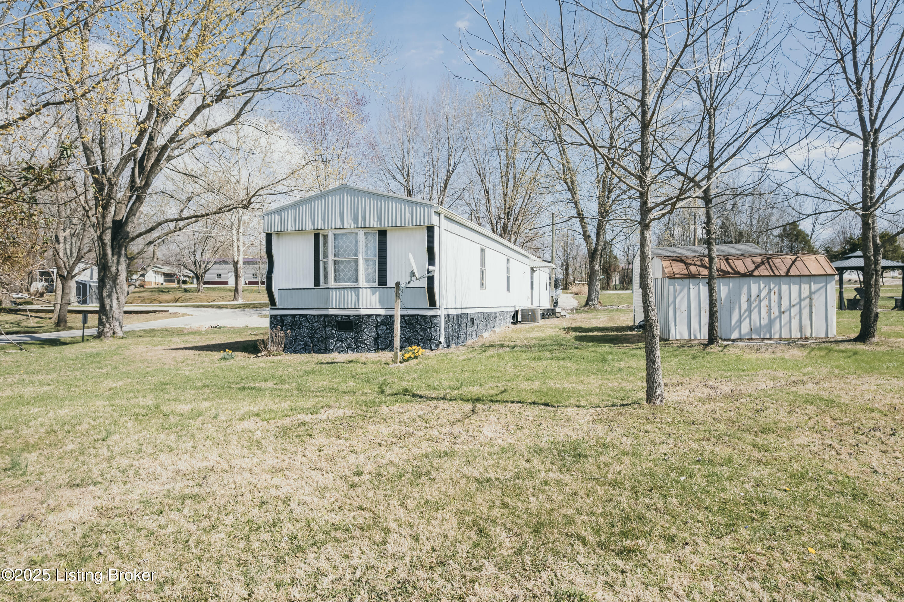 242 E E. Holiday Beach Loop, McDaniels, Kentucky image 49
