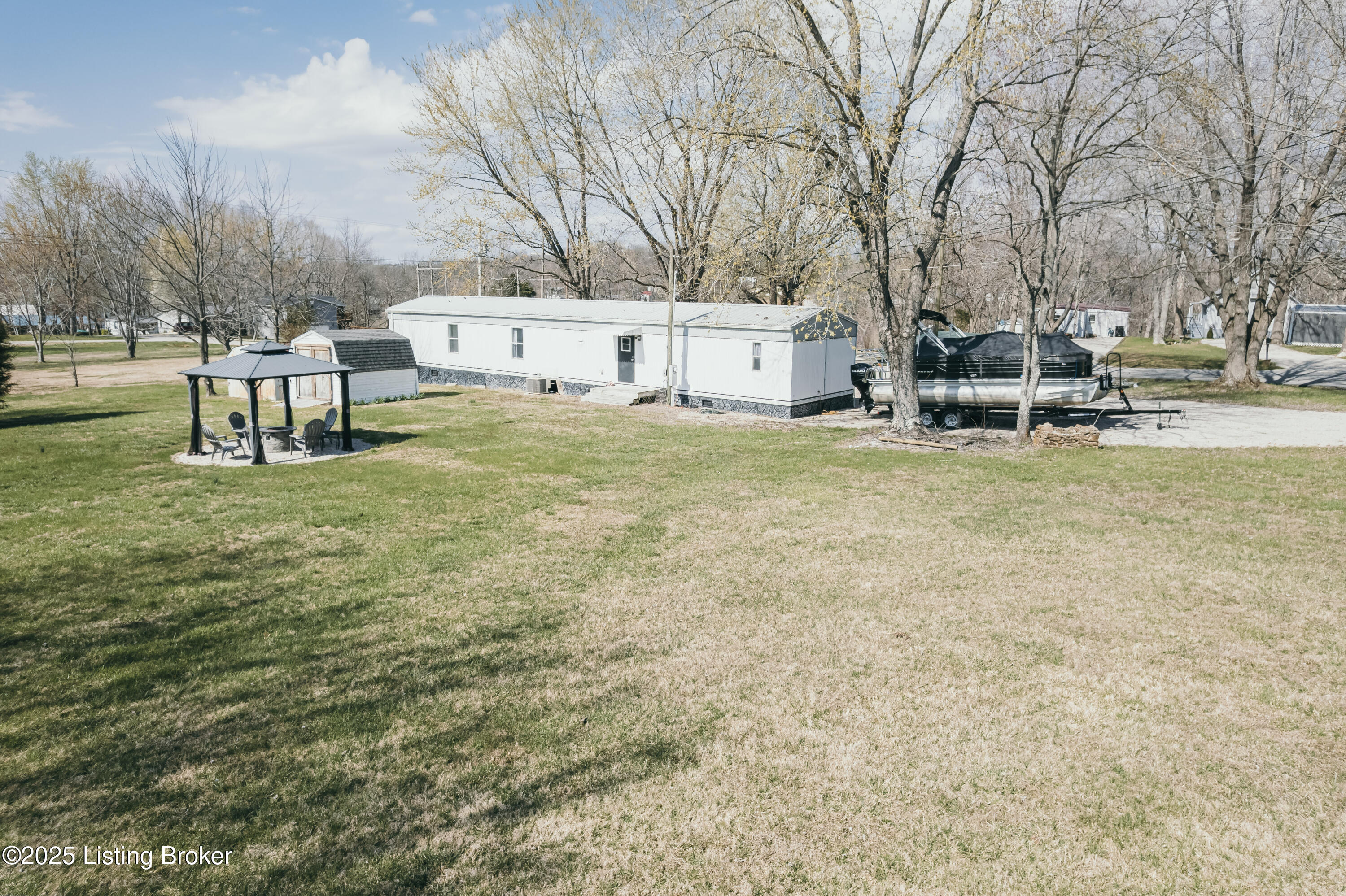 242 E E. Holiday Beach Loop, McDaniels, Kentucky image 4