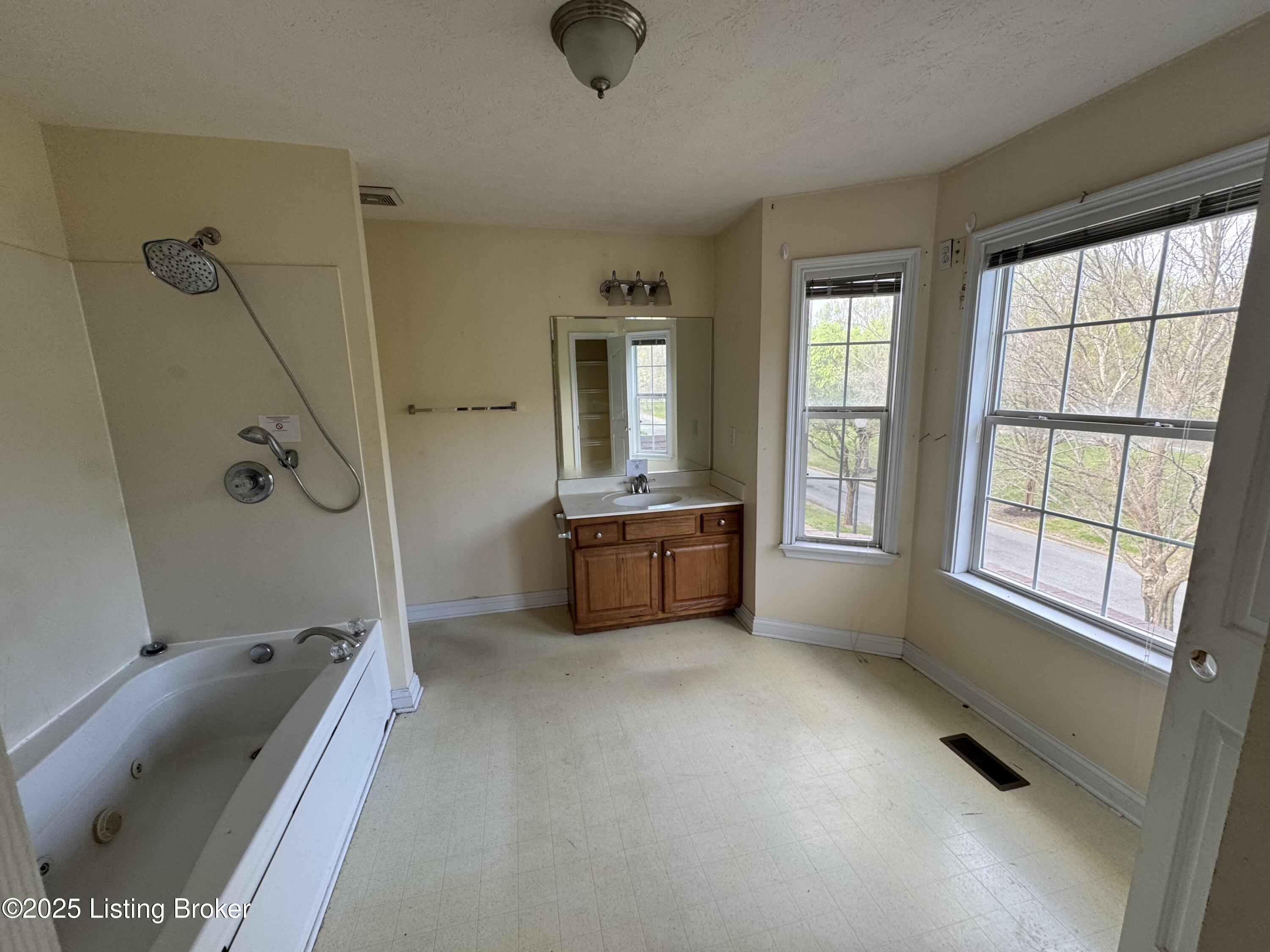1601 Russell Lee Dr, Louisville, Pennsylvania image 6