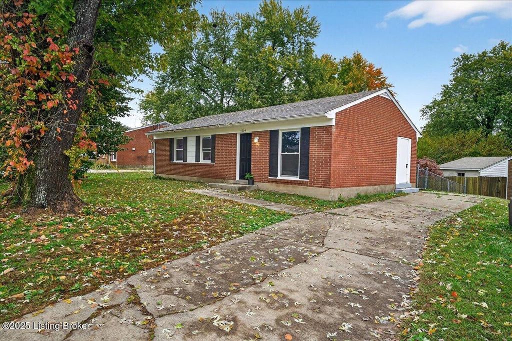 Photo of 5704 Toebbe Ln, Louisville, KY 40229 (MLS # 1707971)