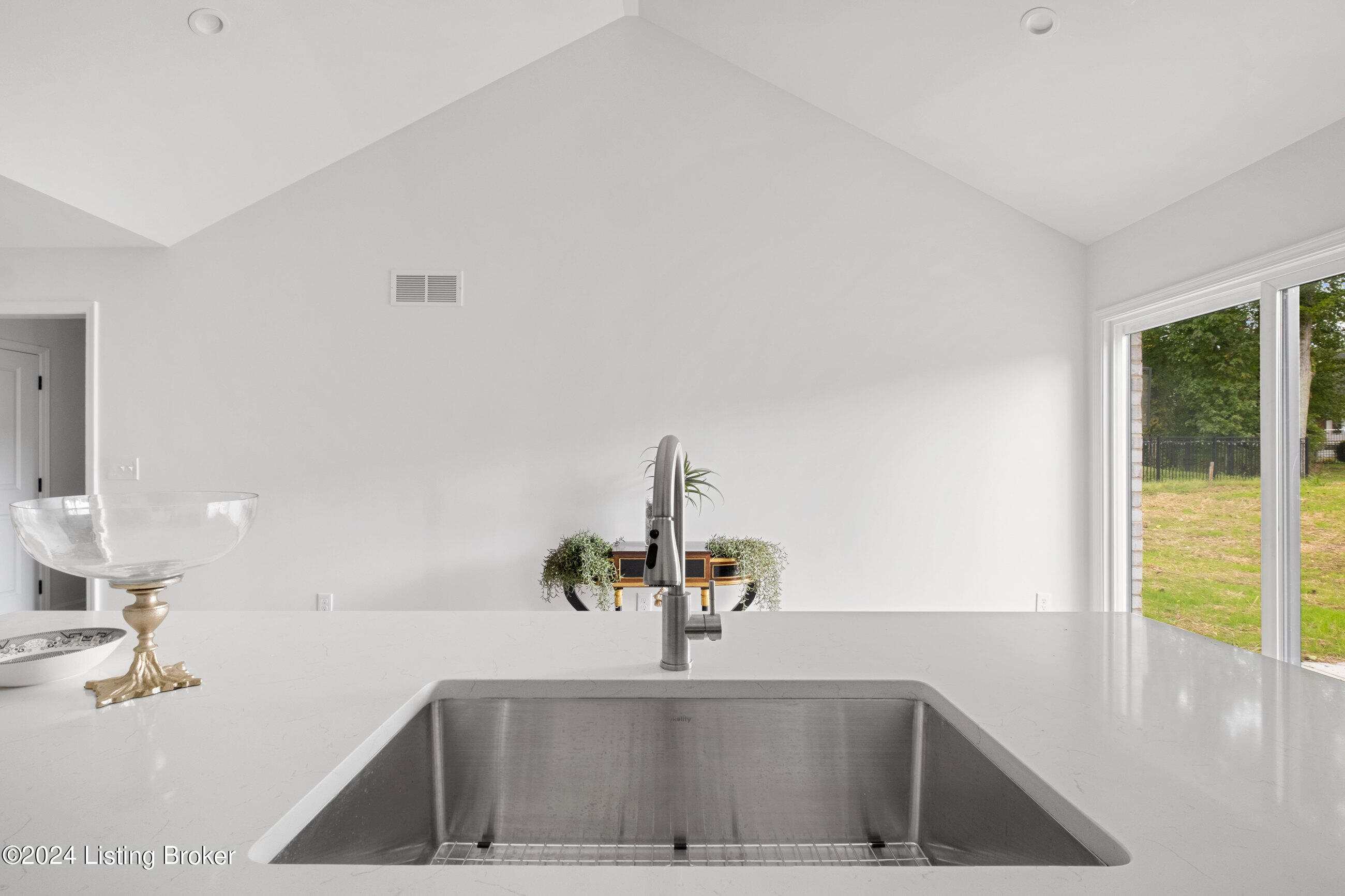 6303 Utica Rd, Louisville, Kentucky image 9