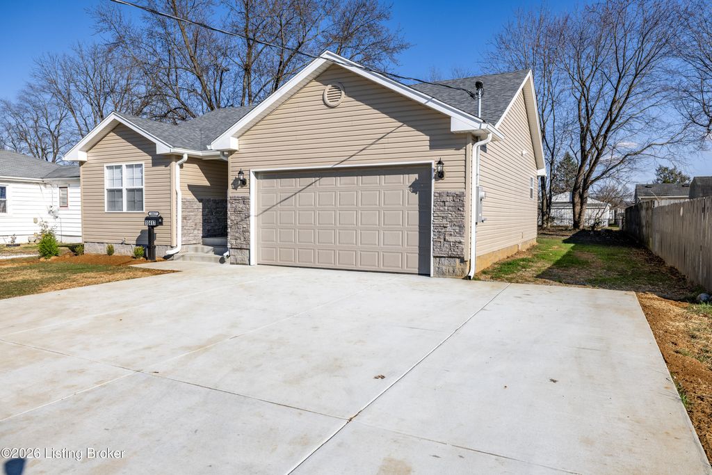 Photo of 10417 La Plaza Ave, Louisville, KY 40272 (MLS # 1710566)