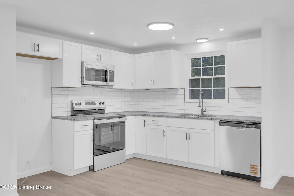 Photo of 8814 Old Ironsides Dr, Louisville, KY 40228 (MLS # 1702320)