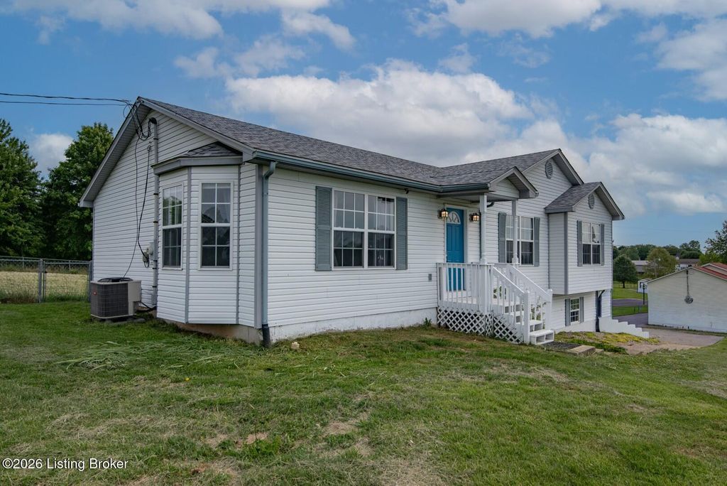 Photo of 164 Carlton Ct, Vine Grove, KY 40175 (MLS # 1717705)