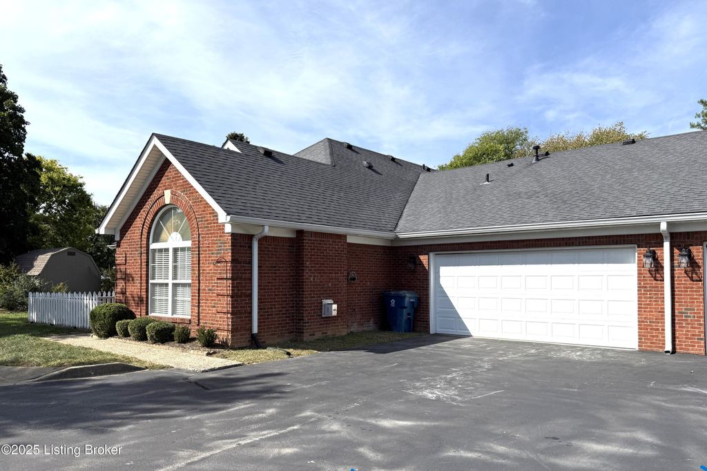 Photo of 10014 Grey Hawk Dr, Louisville, KY 40219 (MLS # 1704584)
