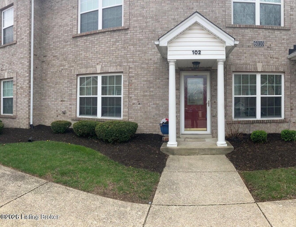Photo of 6010 Wooded Creek Dr #102, Louisville, KY 40291 (MLS # 1725437)