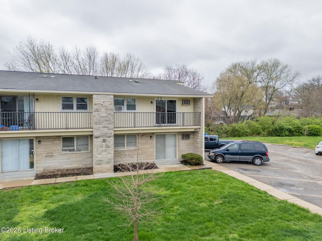 Photo of 3510 Paragon Ct #10, Louisville, KY 40218 (MLS # 1713997)