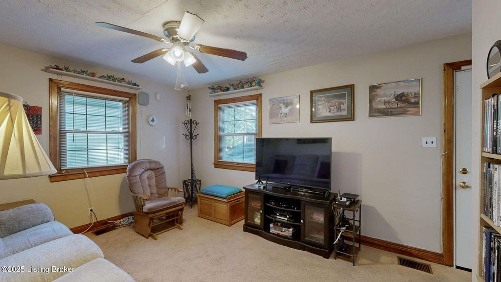 Photo of 1013 W Whitney Ave, Louisville, KY 40215 (MLS # 1701540)