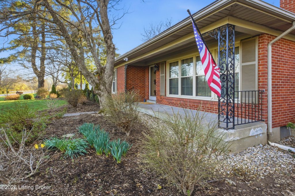 Photo of 6312 Limewood Cir, Louisville, KY 40222 (MLS # 1717142)
