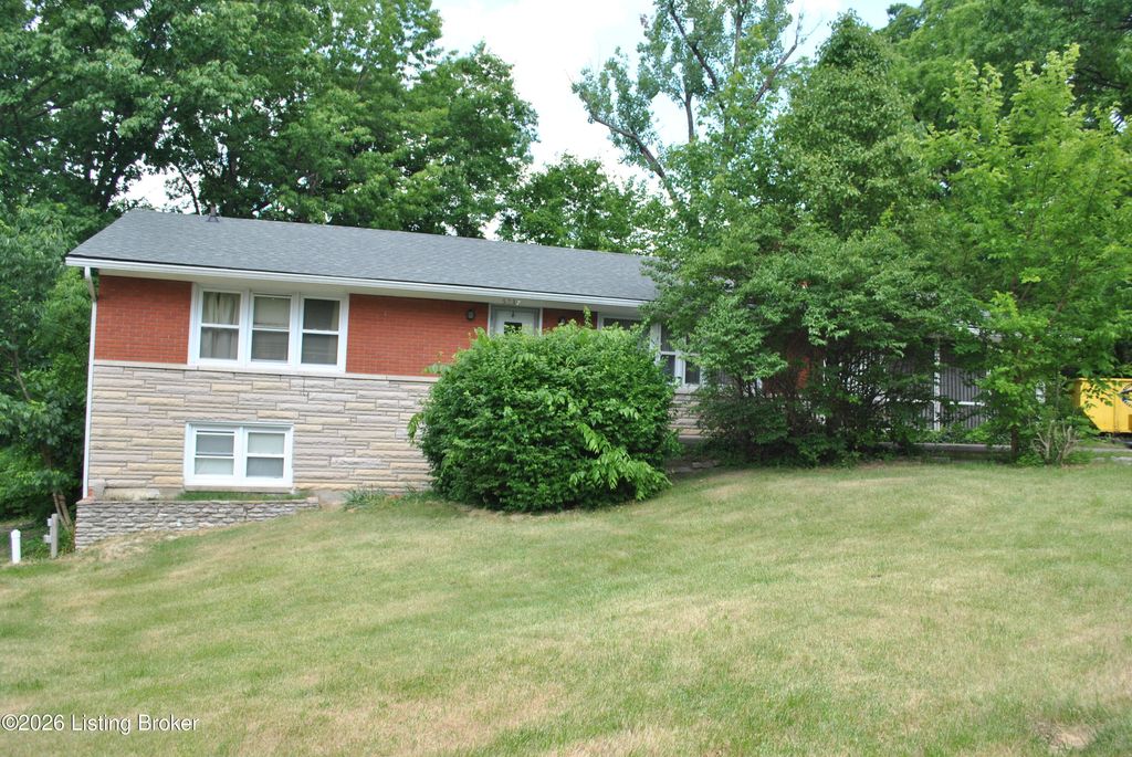 Photo of 5337 Lost Trail, Louisville, KY 40214 (MLS # 1717970)