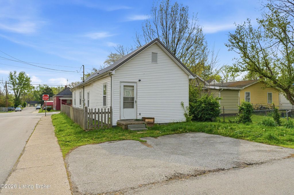 Photo of 100 Martin Luther King Junior St, Shelbyville, KY 40065 (MLS # 1713770)