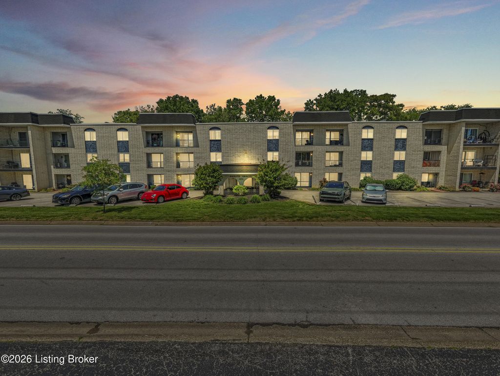 Photo of 4825 Sherburn Ln #307-B, Louisville, KY 40207 (MLS # 1717121)