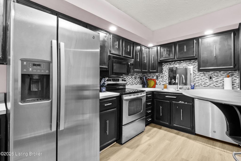 Photo of 4825 Sherburn Ln #307-B, Louisville, KY 40207 (MLS # 1717121)