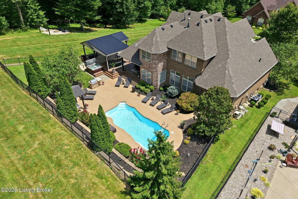 Photo of 8101 Bella Woods Dr, Louisville, KY 40214 (MLS # 1724455)