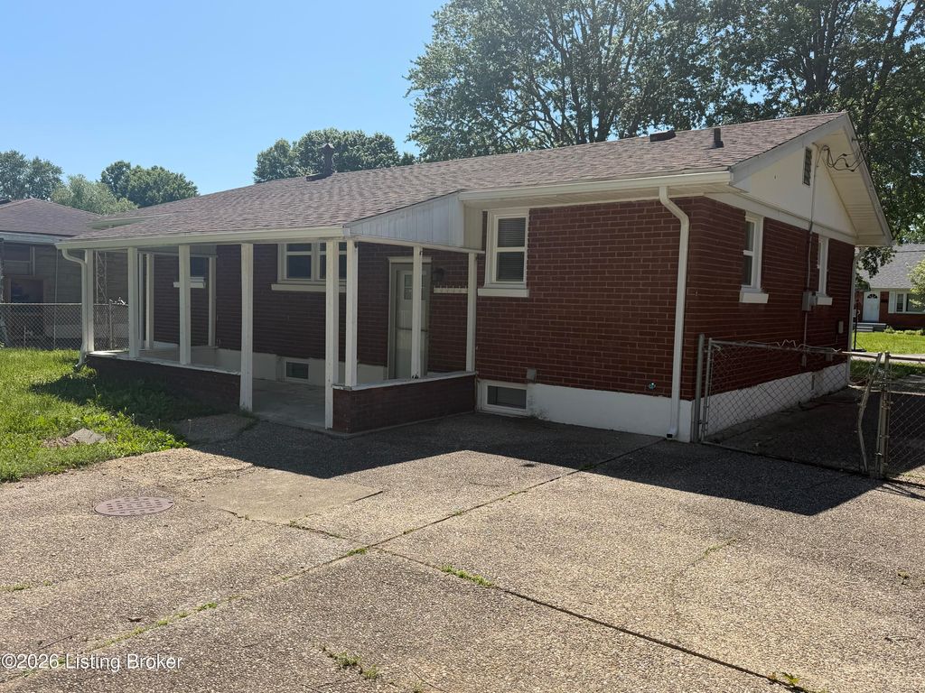 Photo of 7913 Jonquil Dr, Louisville, KY 40258 (MLS # 1716431)