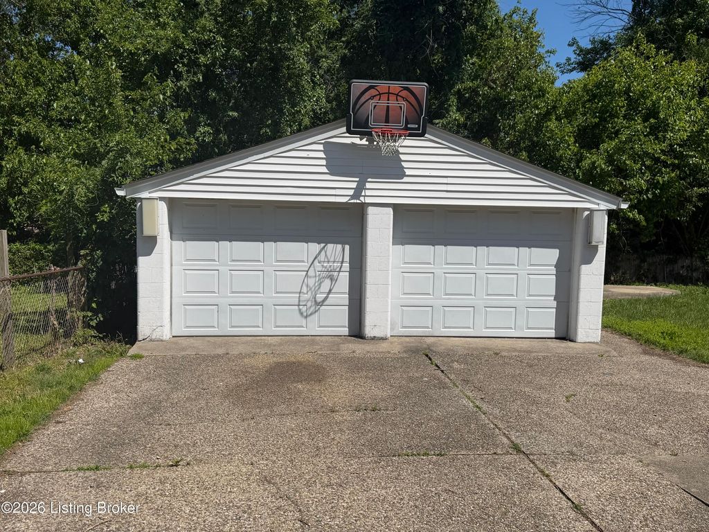 Photo of 7913 Jonquil Dr, Louisville, KY 40258 (MLS # 1716431)