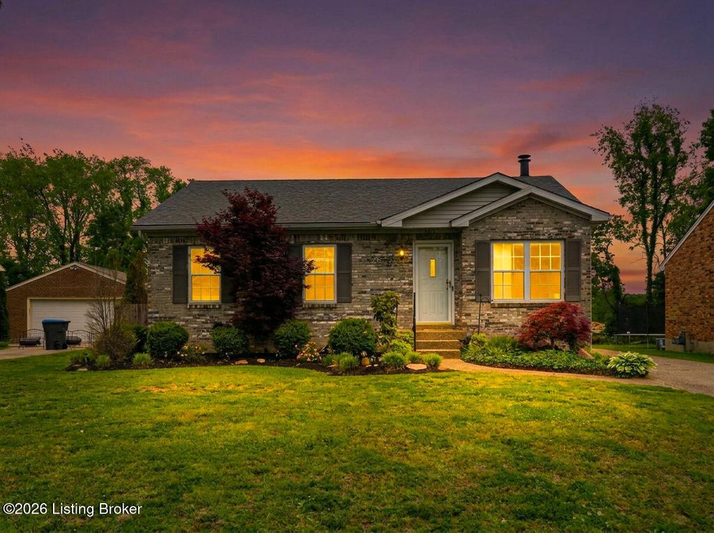 Photo of 9511 Cooper Chase Ct, Louisville, KY 40229 (MLS # 1716567)
