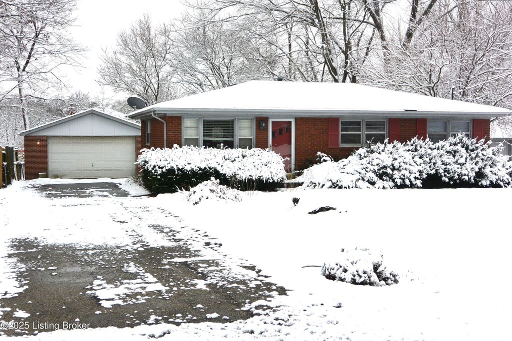 Photo of 8502 GLASER Ln, Louisville, KY 40291 (MLS # 1704687)