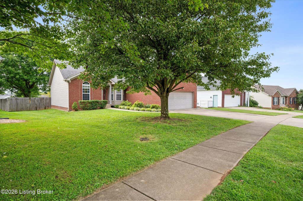 Photo of 1139 Summit Dr, Shelbyville, KY 40065 (MLS # 1726440)