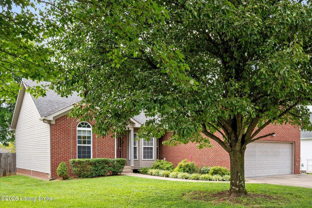 Photo of 1139 Summit Dr, Shelbyville, KY 40065 (MLS # 1726440)