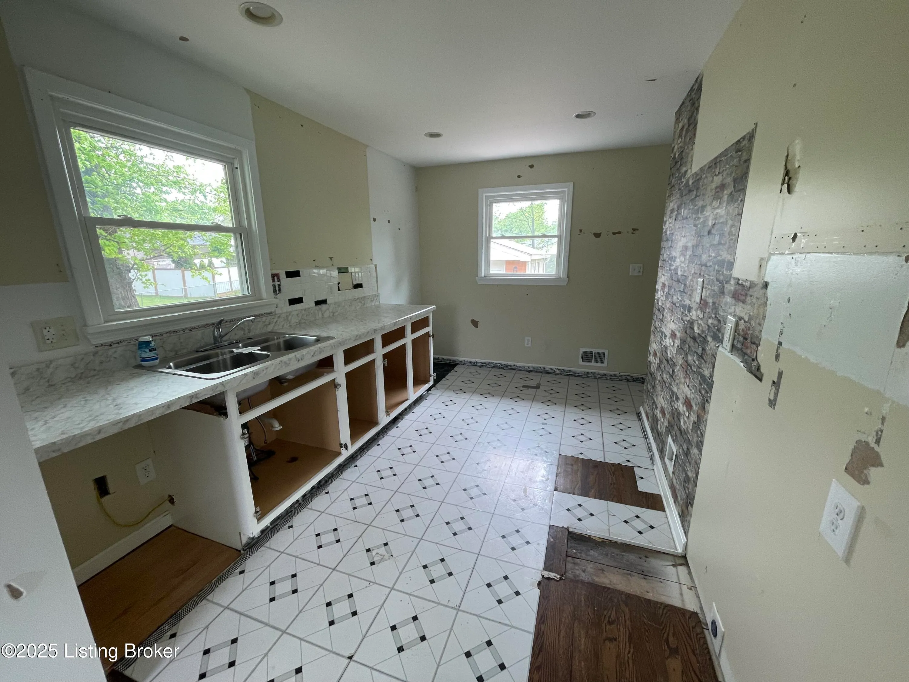 Louisville, Kentucky 40216, United States, 3 Bedrooms Bedrooms, ,2 BathroomsBathrooms,Residential,Active,150854