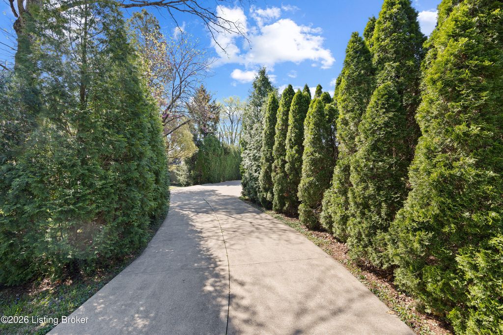 Photo of 8040 Watterson Trail, Louisville, KY 40291 (MLS # 1713928)