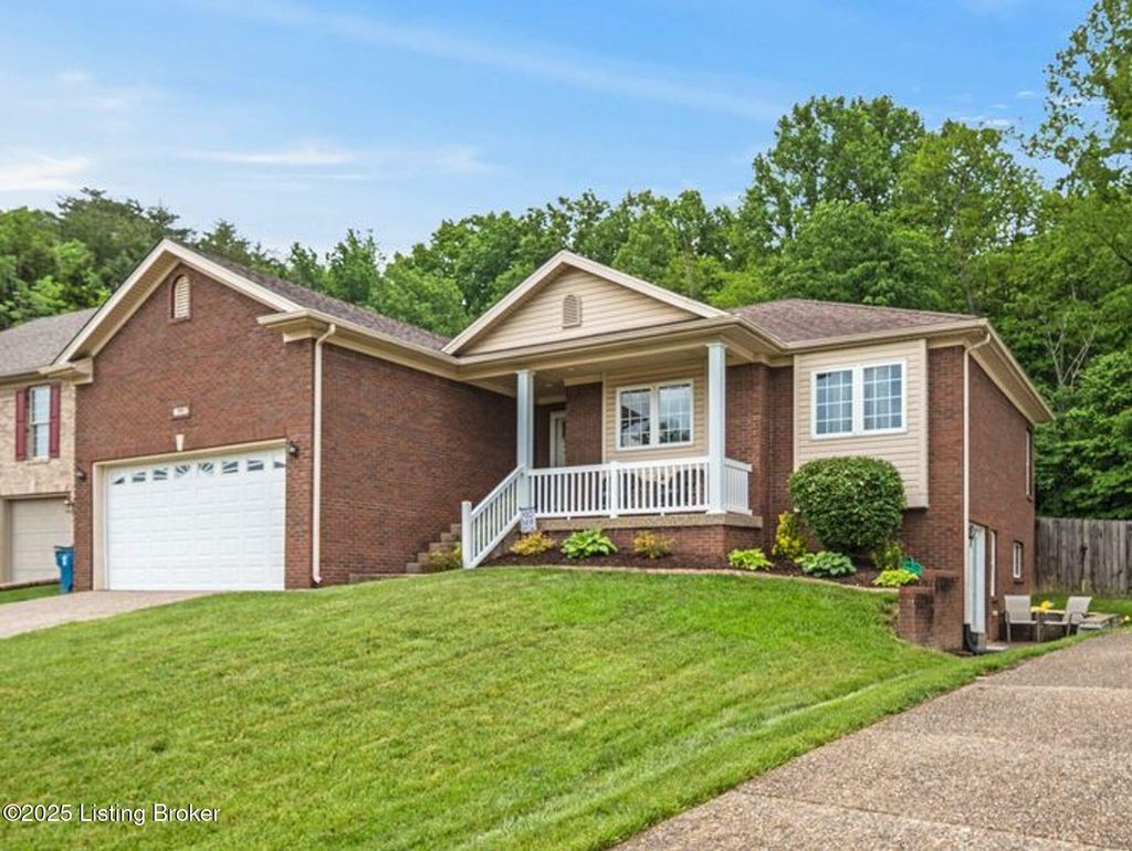 Photo of 7207 Oakburn Dr, Louisville, KY 40258 (MLS # 1709254)