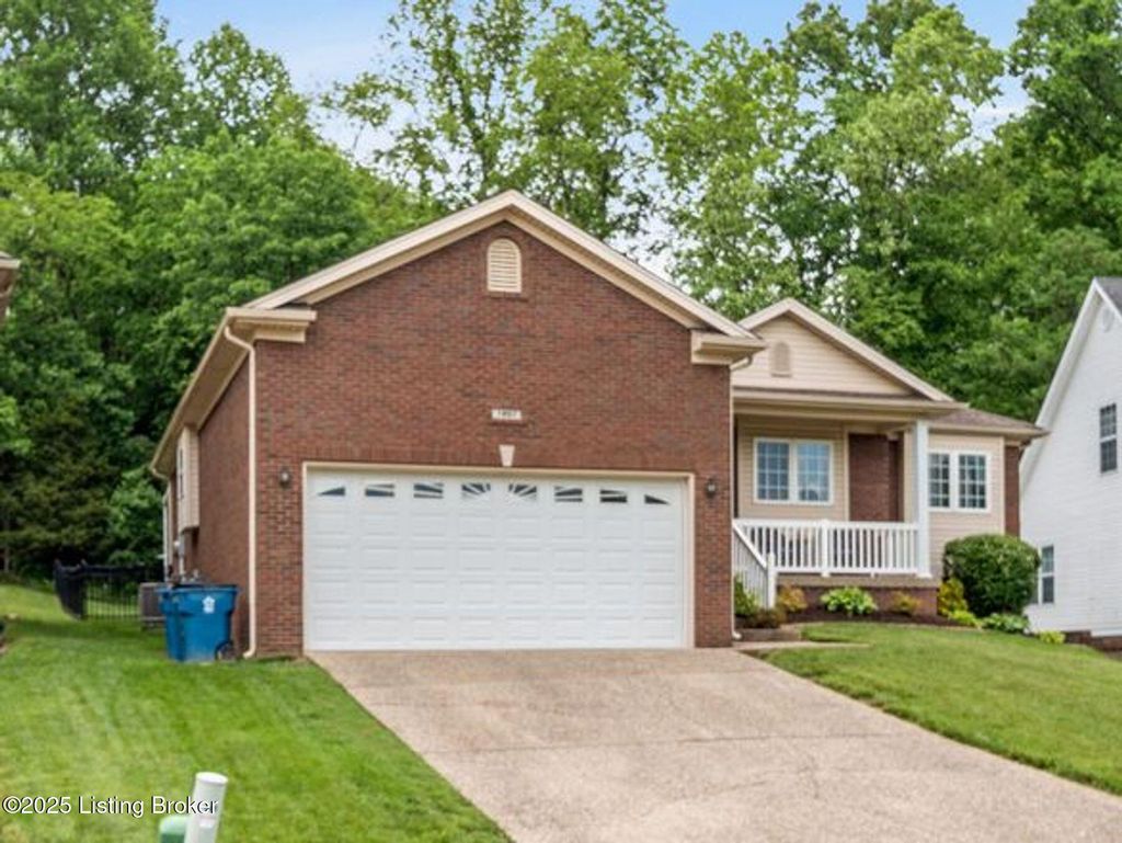 Photo of 7207 Oakburn Dr, Louisville, KY 40258 (MLS # 1709254)