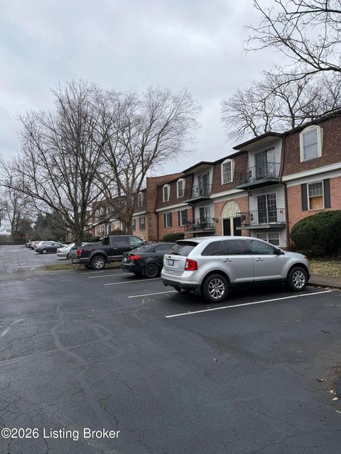 Photo of 303 Chanel Ct Ct #APT 7, Louisville, KY 40218 (MLS # 1706586)