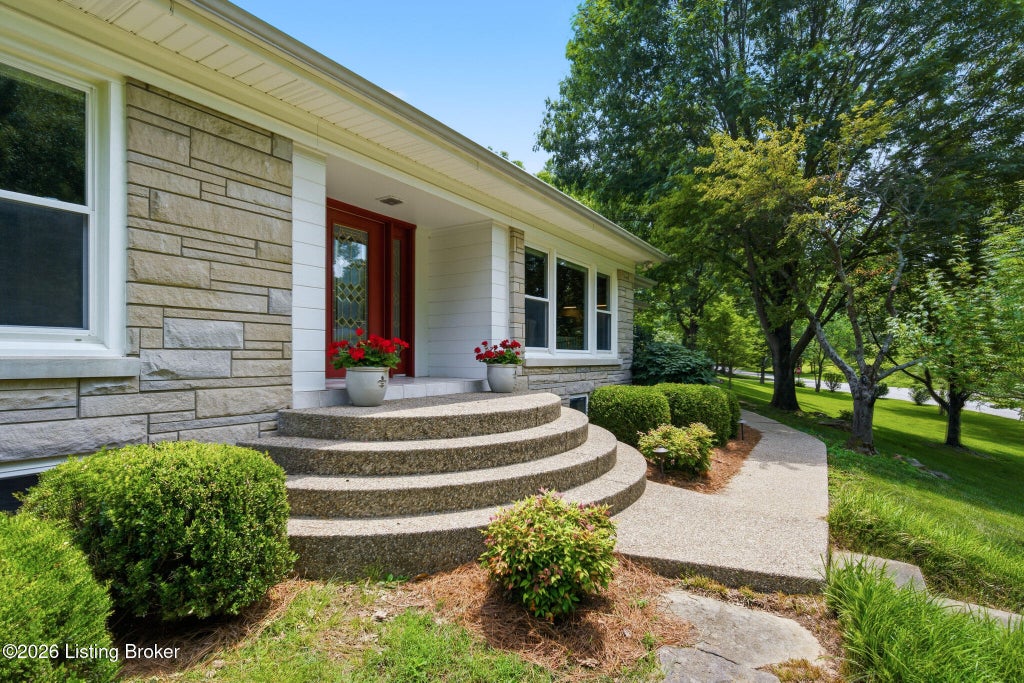 Photo of 162 Arrowhead Rd, Louisville, KY 40207 (MLS # 1724143)