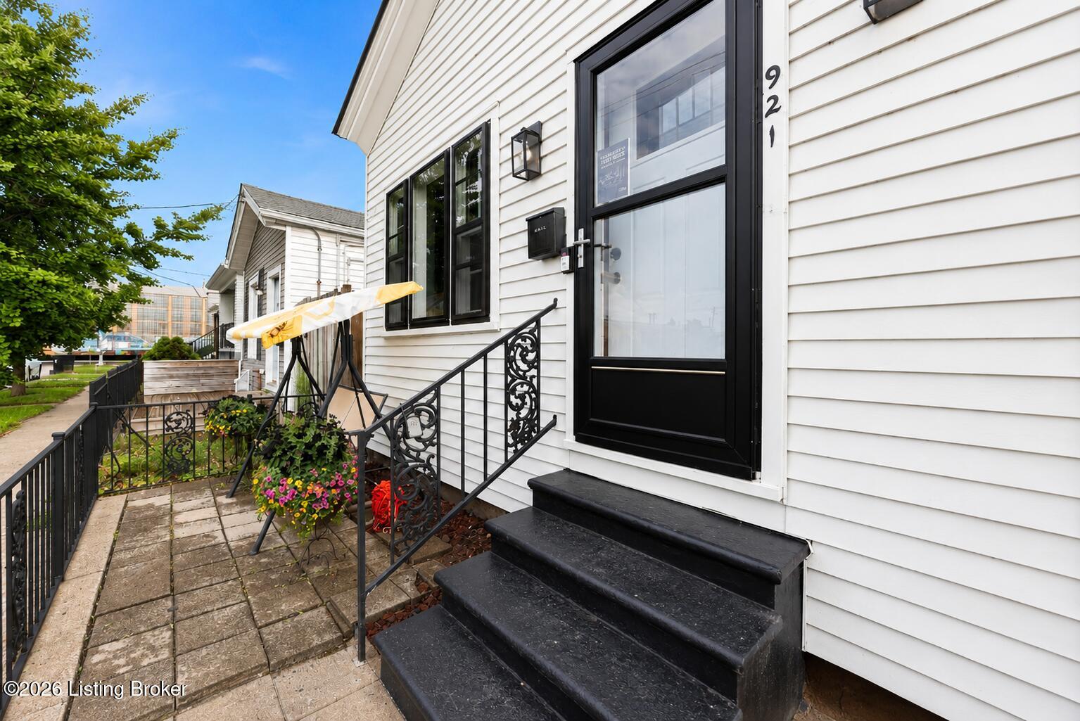 921 Mary St