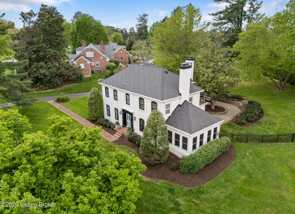 Photo of 6211 Innes Trace Rd, Louisville, KY 40222 (MLS # 1714458)