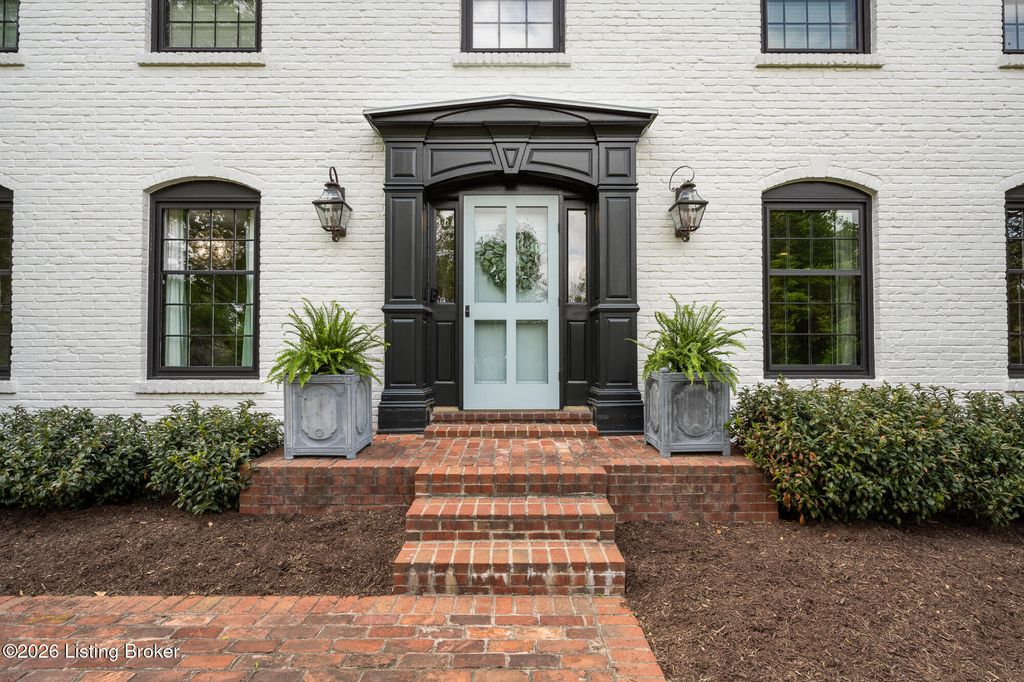 Photo of 6211 Innes Trace Rd, Louisville, KY 40222 (MLS # 1714458)