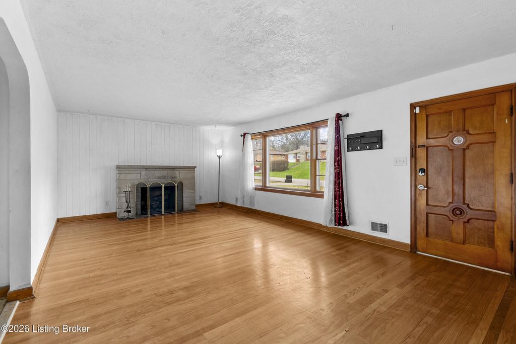 Photo of 6808 Mariposa Dr, Louisville, KY 40214 (MLS # 1711685)