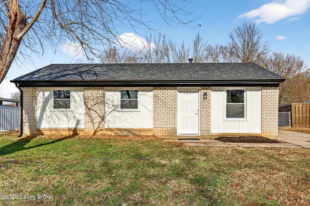 Photo of 1217 Afterglow Ct, Louisville, KY 40214 (MLS # 1705730)