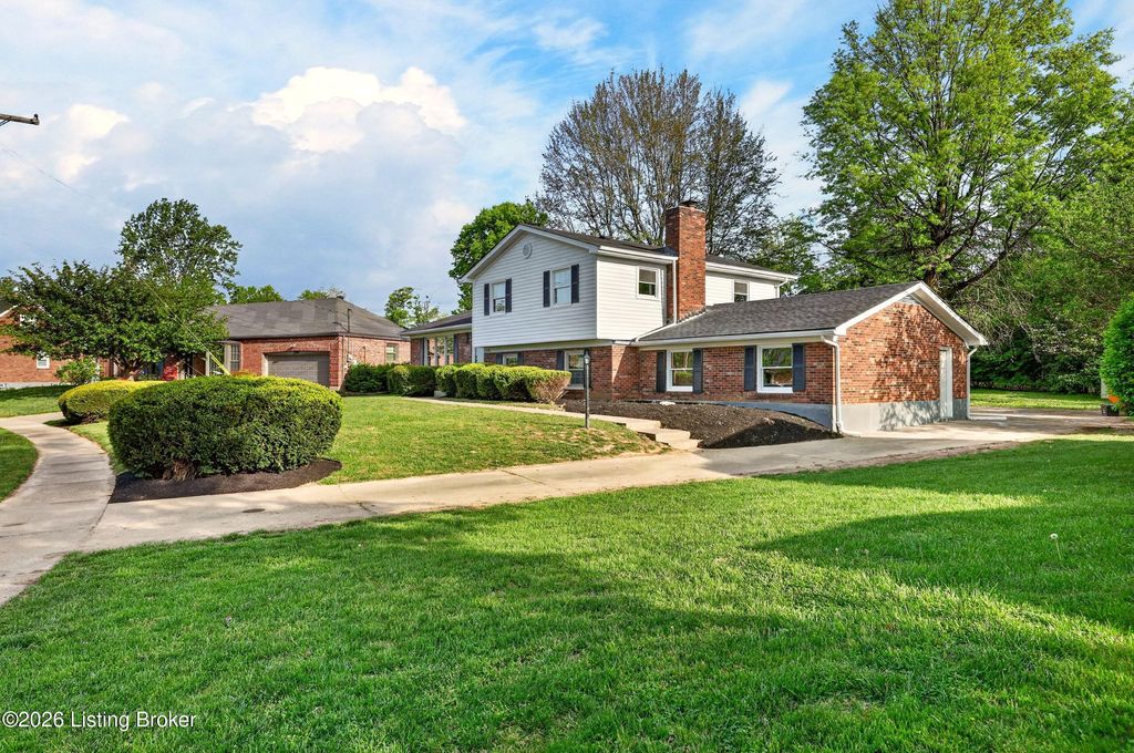 Photo of 2203 Steeplechase Dr, Jeffersontown, KY 40299 (MLS # 1714574)