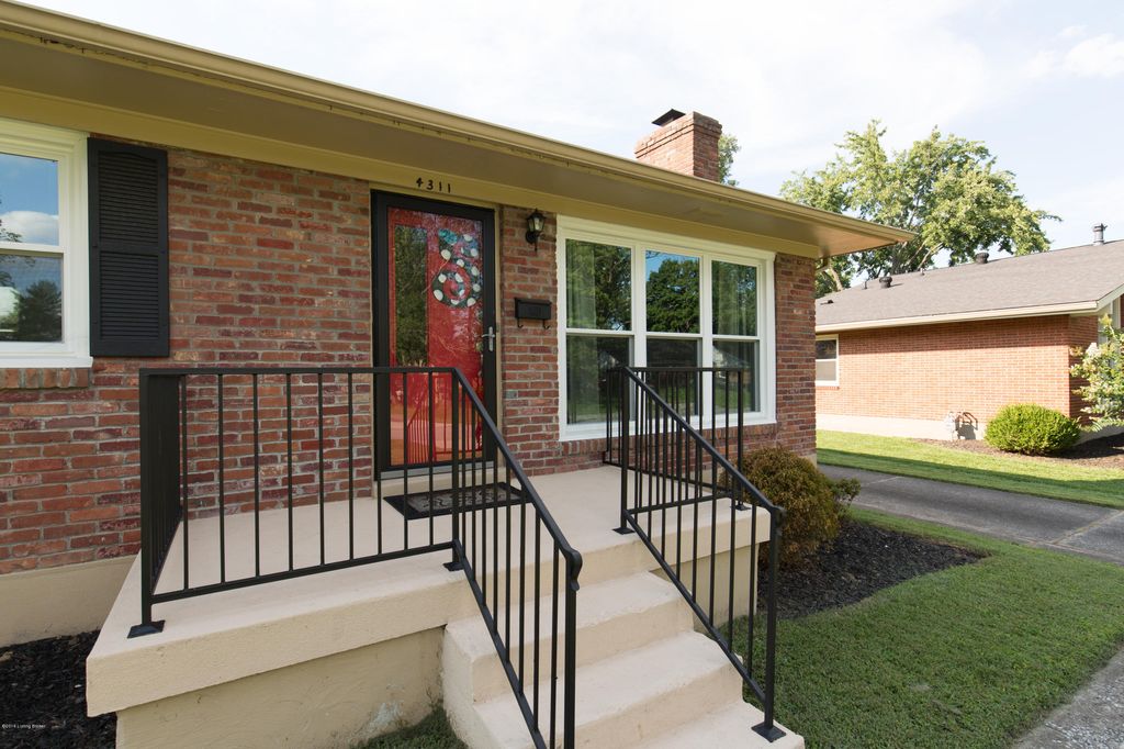 Photo of 4311 Kinloch Rd, Louisville, KY 40207 (MLS # 1711586)