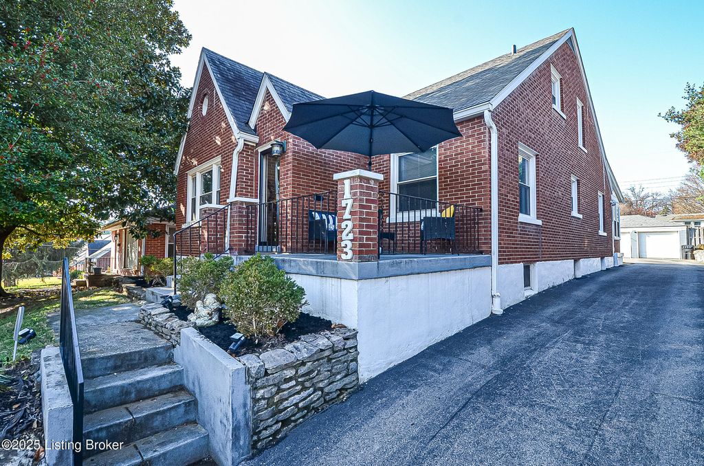 Photo of 1723 Deer Park Ave, Louisville, KY 40205 (MLS # 1706000)