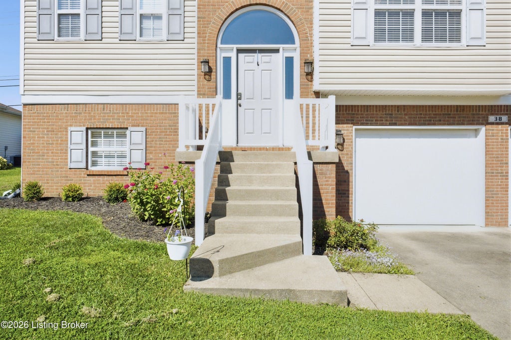Photo of 38 NorthCountry Dr, Shelbyville, KY 40065 (MLS # 1728720)