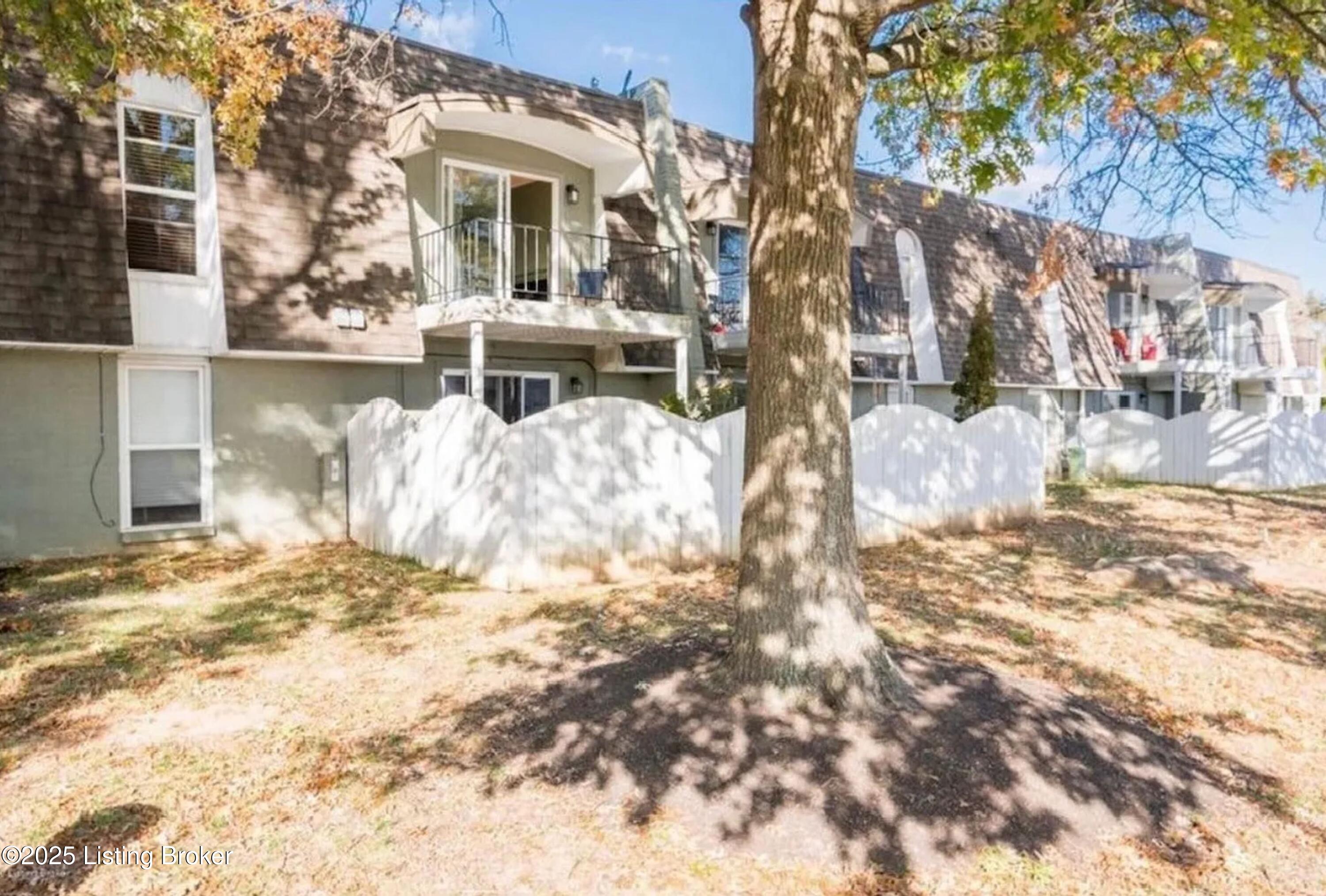 1003 La Fontenay Ct, Louisville, Kentucky image 1