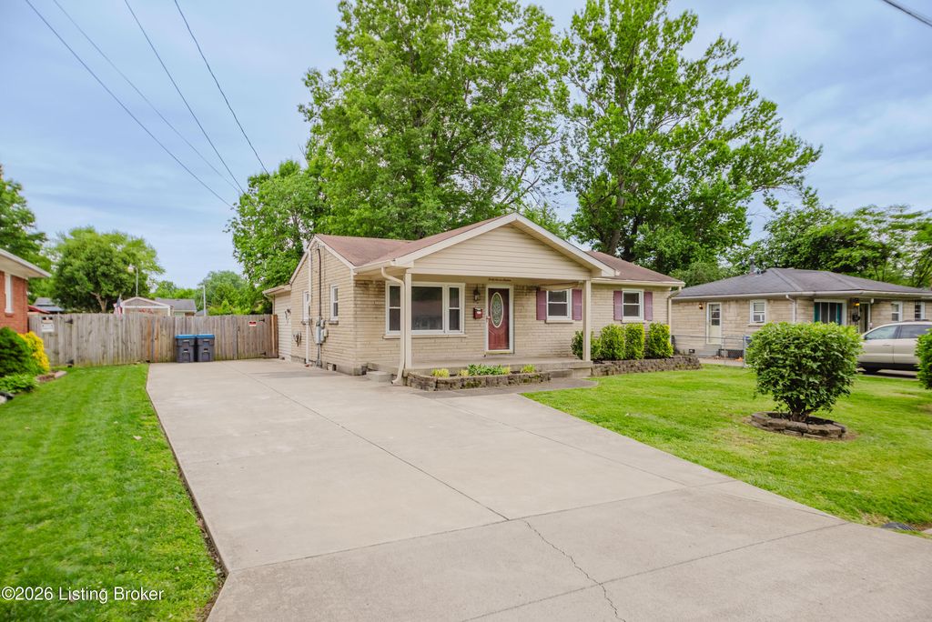 Photo of 4716 Fister Ct, Louisville, KY 40258 (MLS # 1717106)