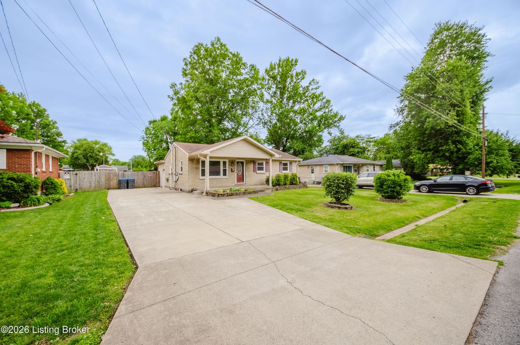 Photo of 4716 Fister Ct, Louisville, KY 40258 (MLS # 1717106)