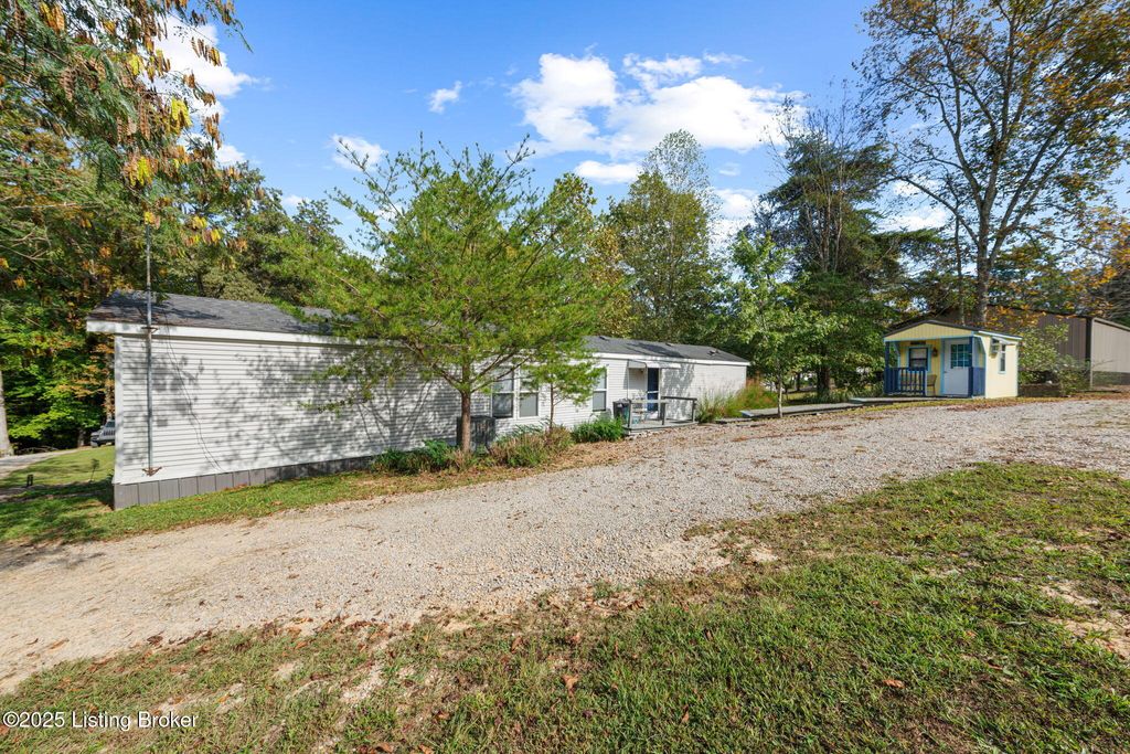 Photo of 357 Lakeview Ln, Clarkson, KY 42726 (MLS # 1713112)