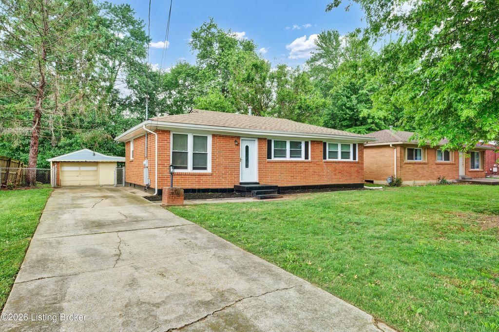 Photo of 9508 Yellow Pine Ct, Louisville, KY 40229 (MLS # 1715980)