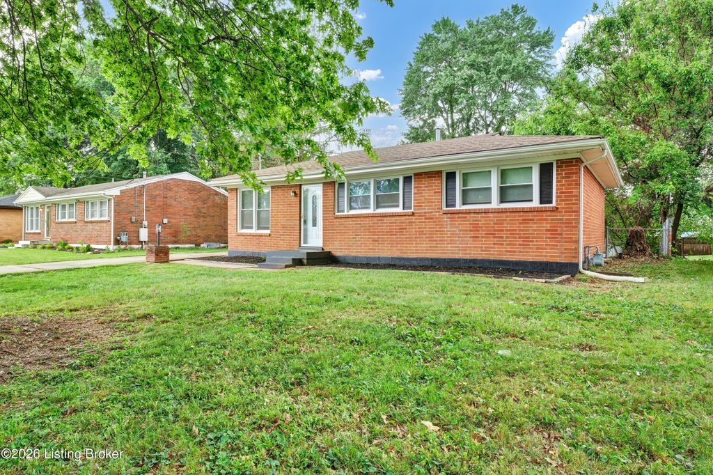 Photo of 9508 Yellow Pine Ct, Louisville, KY 40229 (MLS # 1715980)