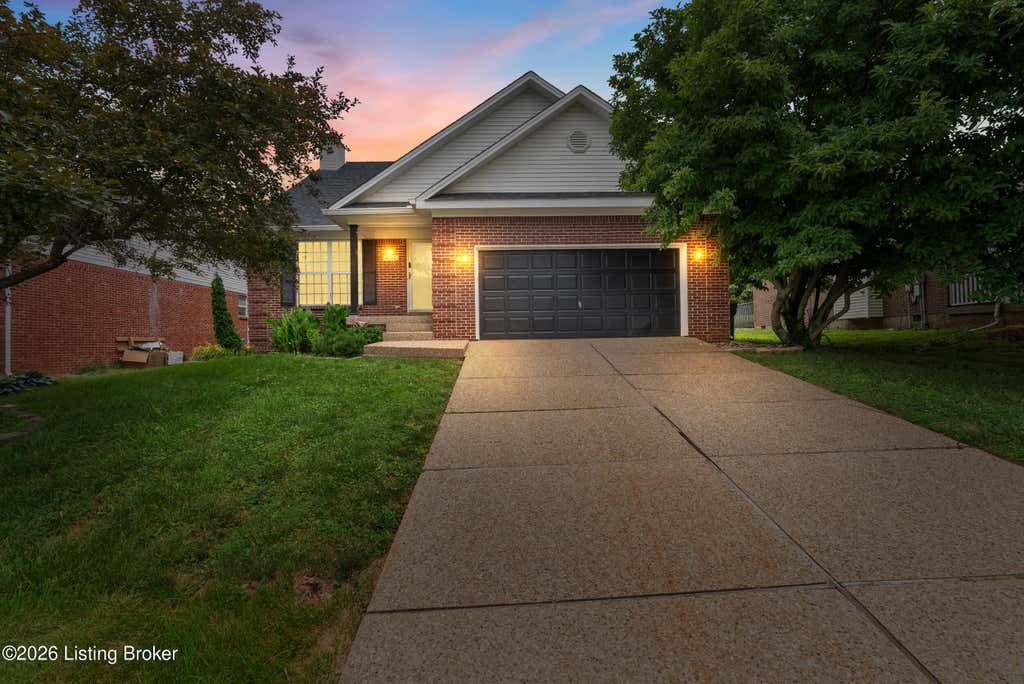 Photo of 4703 Oak Pointe Dr, Louisville, KY 40245 (MLS # 1727252)